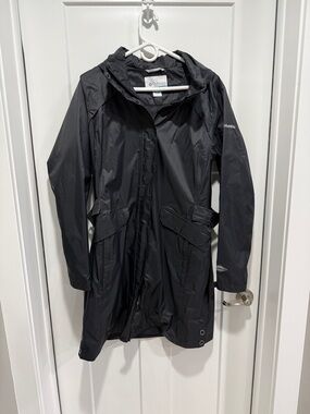 Columbia Black Hooded Raincoat with Flap Pockets